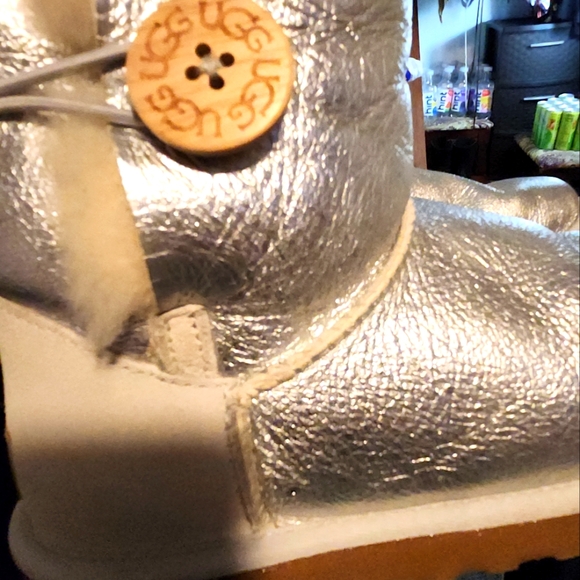 Authentic UGG sz 6 - Picture 6 of 8